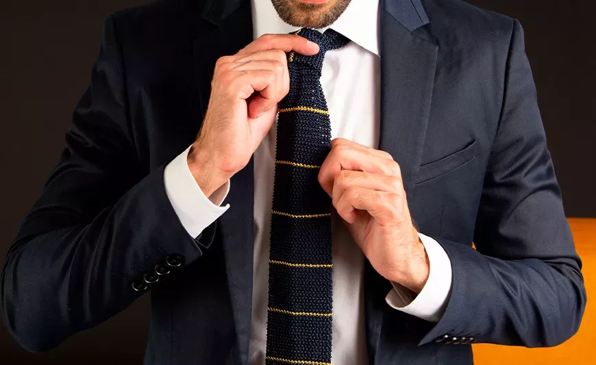 How to knot a tie